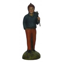 Pastor com enxada as costa