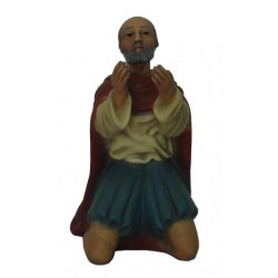 Homem de joelhos a rezar